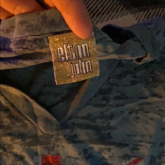 V-neck shirt - Picture 2 of 2